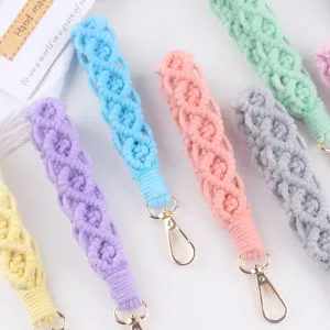 Primer plano detallado de llaveros con cordón de macramé tejido a mano en varios colores vivos.