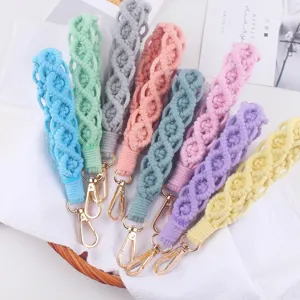 Llavero de cordón trenzado a mano en colores pastel vibrantes con mosquetón metálico.