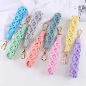 Llavero de macramé tejido a mano bonito y encantador accesorio de bolso en colores pastel.
