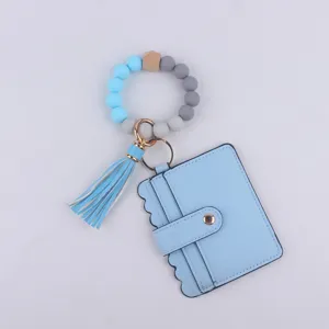 Llavero pulsera de cuentas de silicona con tarjetero de cuero PU y borla vista detallada