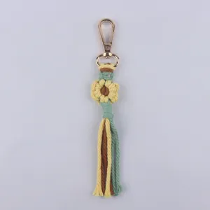 Nahaufnahme von handgemachtem Makramee Blumen Schlüsselanhänger Detail mit Karabiner.