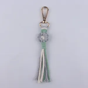 Makramee Blume Schlüsselanhänger Detailansicht, gewebte Baumwollkordel Taschenschmuck.