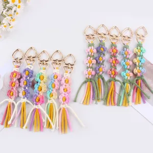 Portachiavi fiore in macramè fatto a mano con gancio a cuore dorato, accessorio boho.