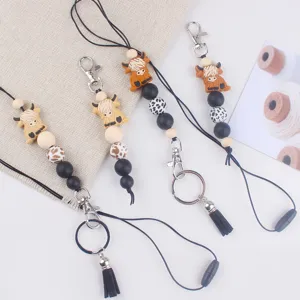 Süßer Hochlandrind Silikon Perlen Schlüsselanhänger Armband mit Holzperlen und Quasten.