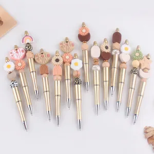 Kreativer DIY Perlenkugelschreiber mit Silikon Gänseblümchen Herz Anhängern Gold Schaft.