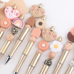 Kreatives DIY Perlenkugelschreiber Set mit süßen Silikon Gänseblümchen Herz Regenbogen Anhängern.