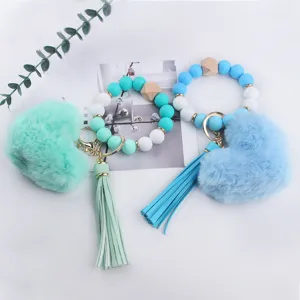 Portachiavi con bracciale in perle di silicone, cuore soffice e nappina in pelle PU alla moda.