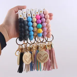 Silikon Perlen Schlüsselanhänger Armband mit Holz Herz Mama Anhänger und Quaste Accessoire.