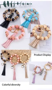 Vista detallada de llaveros de pulsera con cuentas de silicona y madera y borlas de cuero.