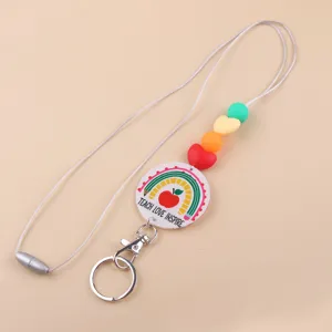 Colgante llavero de maestro con cuentas de silicona coloridas y detalle de arco iris.