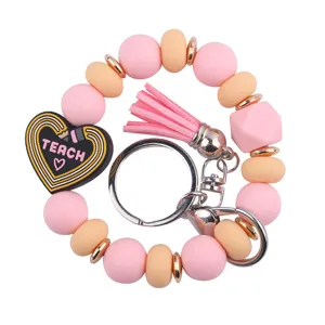 Porte-clés bracelet en perles de silicone avec pompon rose et charme cœur pour accessoire de sac.