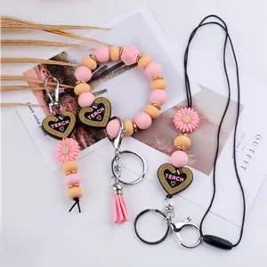 Ensemble de porte-clés et bracelet en perles de silicone avec cœur et pendentif fleur.