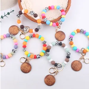 Kleurrijke siliconen kralen armband sleutelhanger met houten MAMA bedel voor dagelijks gebruik.