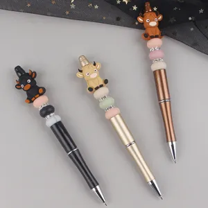 Penna a sfera con perline di mucca dei cartoni animati fai-da-te, ciondoli e strass colorati.