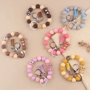 Silikon Perlen Armband Schlüsselanhänger mit Bären Anhänger und Quaste Detailansicht.
