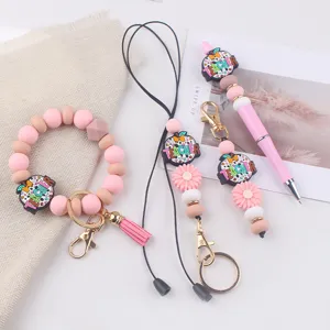 Dettagli portachiavi perline silicone, ciondoli mela insegnante, accessori rosa fai da te.