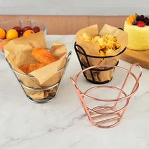 Set di tre cestini conici in filo metallico per snack e antipasti in vari colori