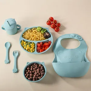 Vue détaillée d'un ensemble de repas pour bébé en silicone bleu au design de chat