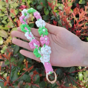 Handgemachte Häkelblumen Schlüsselanhänger Detailansicht, rosa grün weiße Cordel Perlen.