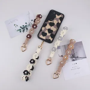 Süßer geflochtener Handy Anhänger mit Perlen und Blumen, schicker Taschenschmuck.
