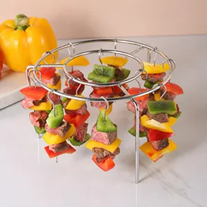 Detalle del soporte vertical de acero inoxidable para brochetas con carne y pimiento