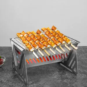 Detalle de parrilla de barbacoa portátil de acero inoxidable con brochetas para acampar al aire libre