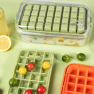 Detaillierte Makroansicht bunter Silikon-Eiswürfelschalen und transparenter Aufbewahrungsbox