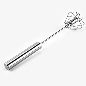 Detailansicht eines dänischen Teigschlägers aus Edelstahl mit robustem Metallgriff