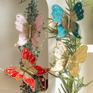Detailansicht von luxuriösen Stoffschmetterling Weihnachtsbaumschmuck mit Glitzer und Strass.