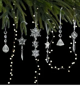 Detailansicht klaren Acryl Weihnachtsbaum Hängeornamente, Schneeflocken und Kristall Tropfen.