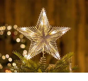 Nahaufnahme des leuchtenden Weihnachtsbaum Sterns oben mit warmen LED Lichtern hell.