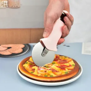 Roestvrijstalen pizzaroller met roze handvat om eenvoudig pizza en deeg te snijden.