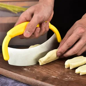 Roestvrijstalen deegsnijder met gele handgreep voor het snijden van pizza en noedels handig.