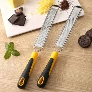 Set di due grattugie per formaggio in acciaio inox e scorza con manici ergonomici