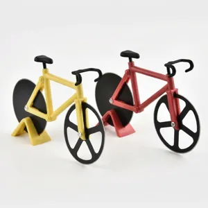 Due taglia pizza creativi a forma di bicicletta rossi e gialli con supporti abbinati