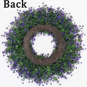 Gedetailleerd overzicht van de achterkant van de paarse bloemenkrans met wijnstok.
