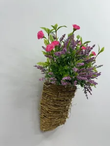Detailansicht des künstlichen Blumenkorbs, rustikaler Rattankorb als schöne Wanddeko zu Hause.