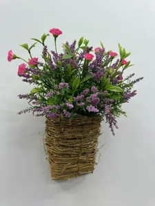 Kuenstlicher Blumen-Wandhaengekorb mit violettem Lavendel und rosa Blueten fuer Heimdekor.