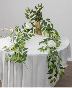 Detailansicht künstlicher grüner Pflanzenranken mit weißen Rosen für Hochzeits- und Tischdeko.