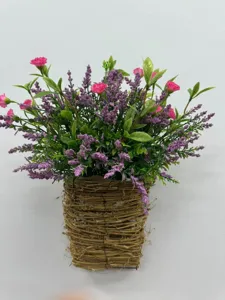 Detailaufnahme des künstlichen Blumenwandkorbs mit lila Lavendel und rosa Blüten.