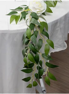 Künstliche weiße Rosenblüten Girlande Detail, ideal für Hochzeit und Esstisch Dekoration.