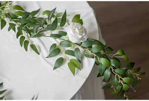 Künstliche Grünpflanzen-Ranke mit Olivenblättern und weißer Rose für Hochzeit und Deko.