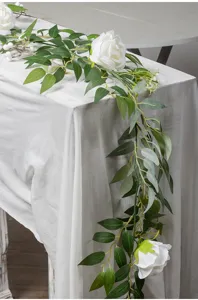 Künstliche Rosenblüten-Girlande mit grünen Blättern für Heim Hochzeit Esstisch Deko.