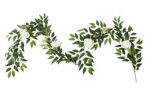 Detailansicht künstlicher grüner Pflanzengirlande mit weißen Rosen, ideal für Hochzeitsdeko.