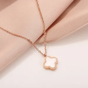 Roségold Edelstahl vierblättriges Kleeblatt weißer Anhänger Halskette Detailansicht Schick