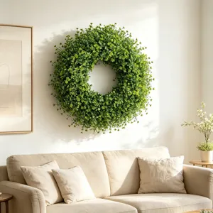 Kunstmatige groene buxuskrans voor mooie muurdecoratie, perfecte lentehuisdecoratie.