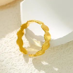 Nahaufnahme des goldenen Edelstahl-Muschelrings, der das feine Retro-Meeresdesign perfekt zeigt.