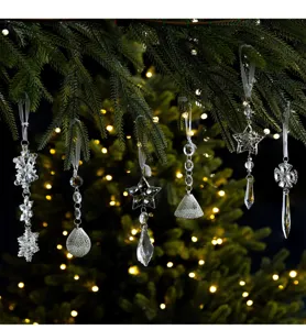 Nahaufnahme von transparenten Acryl Christbaumschmuck Anhängern mit funkelnden Details