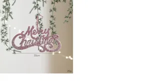 Rosa glitzerndes Merry Christmas Hängeschild mit Tannenzweigen und Lichterkette Detail.