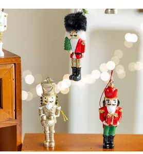 Weihnachten Harz Nussknacker Soldat Anhänger und Desktop Ornament Detailansicht für Dekor.